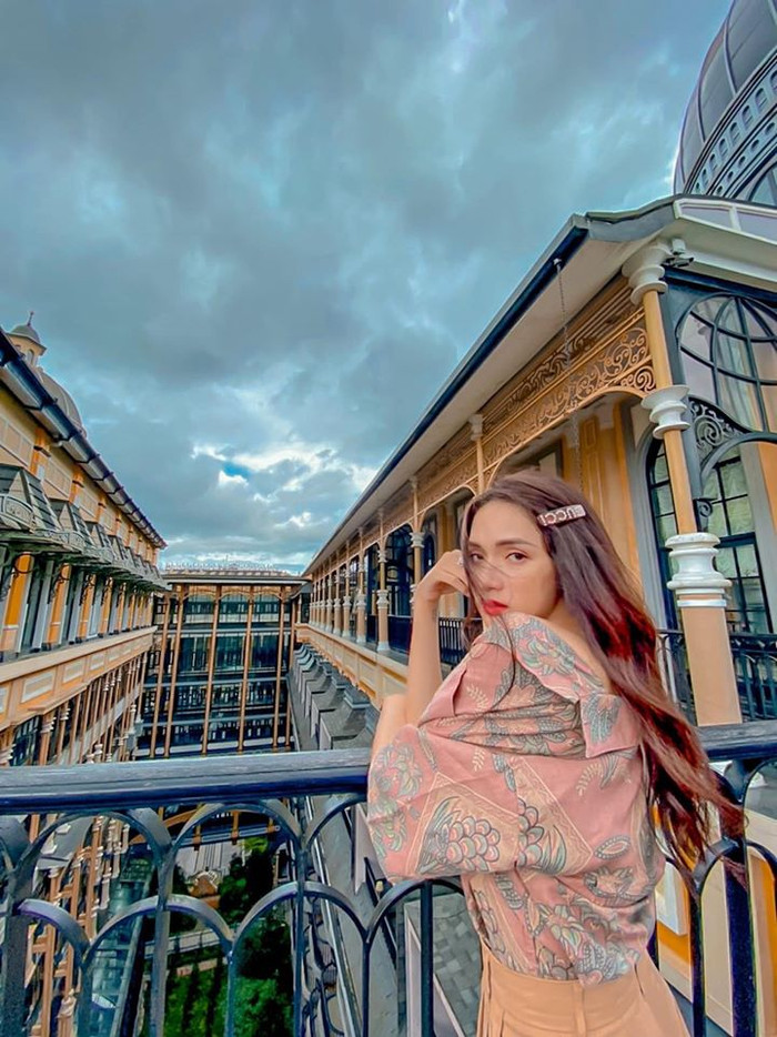 Để lộ đôi vai gầy mềm mại thon thả cùng tấm lưng trần quyến rũ.