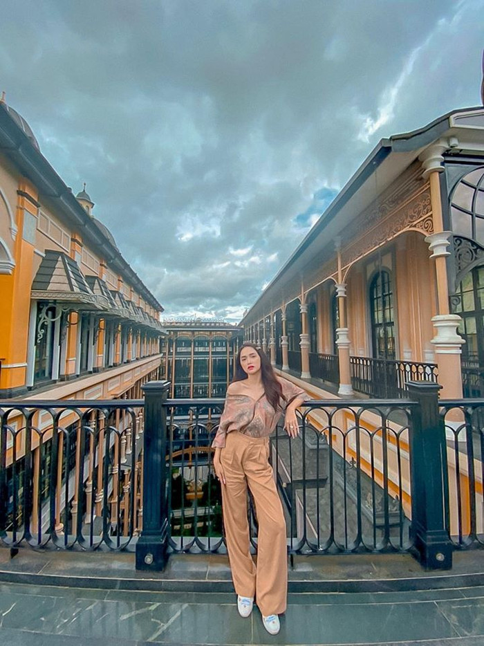 Đã diện sẵn một chiếc quần cạp cao ống rộng, Hương Giang chọn cách bỏ áo vào quần để tăng thêm vẻ cá tính nhưng không đánh mất đi sự nữ tính.