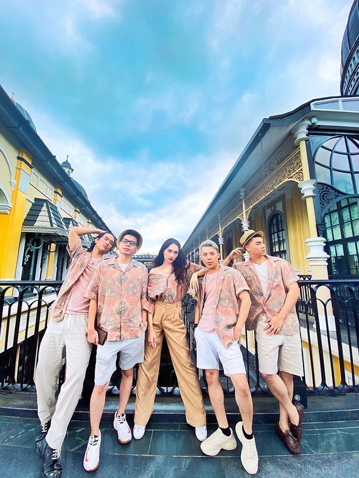 Trước khi đi vào sự biến hóa của Hương Giang hãy nhìn tổng thể set đồ của cô với những ông bạn.