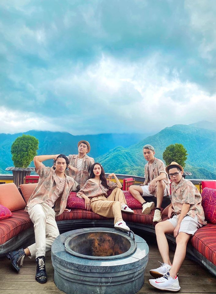 Hương Giang được ưu ái ngồi ở vị trí trung tâm, tạo dáng bên thiên nhiên hùng vĩ thơ mộng của vùng đất Tây Bắc anh hùng. 