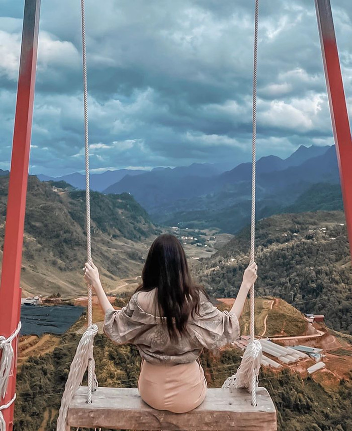 Nhưng vì quá đỗi xinh đẹp, Hương Giang mới khiến nhiều người ảo giác sống trong không gian thiên truyên Vợ chồng A Phủ. 