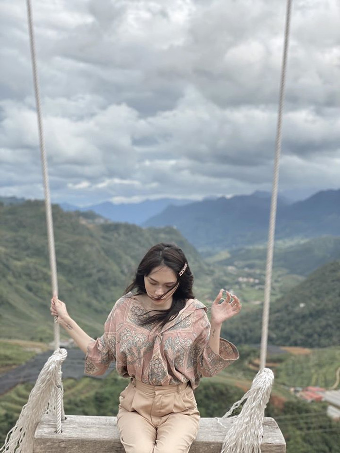 Tất nhiên không phải. Đây chỉ là chuyến du ngoạn kết hợp với công việc của Hương Giang. 