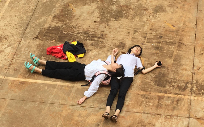 Bộ ảnh 'vật vờ mọi lúc mọi nơi' của đôi bạn thân Bình Phước sau khi thi xong gây 'bão' CĐM Ảnh 2