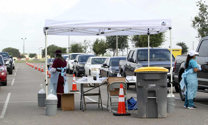 Nhân viên y tế test virus corona đối với các tài xế ra vào Texas. Ảnh: AP