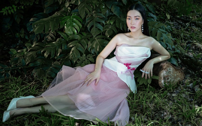 'Nàng thơ xứ Huế' Ngọc Trân cuốn hút với nét mơ màng trong loạt váy áo e ấp Ảnh 2