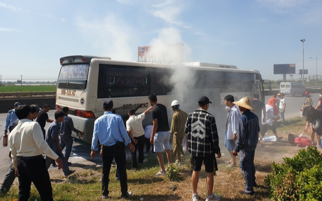 Hàng chục người hỗ trợ chữa cháy xe ô tô chở 40 khách du lịch Ảnh 2