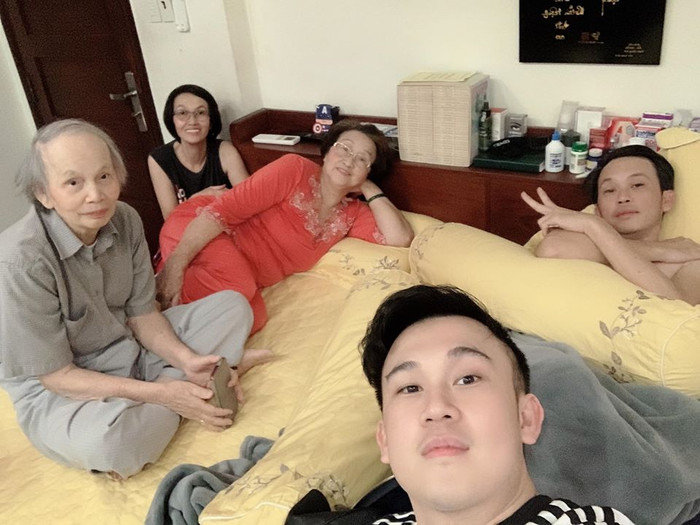 Dương Triệu Vũ khoe ảnh chụp bên bố mẹ và Hoài Linh: Giờ thì hiểu vì sao 2 anh em không giống nhau Ảnh 5