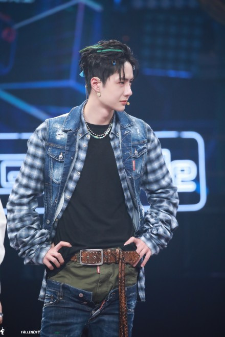 Vương Nhất Bác bị chỉ trích mặc đồ khiếm nhã vì cách phối trang phục gây hiểu nhầm Ảnh 10