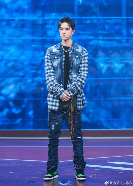 Vương Nhất Bác bị chỉ trích mặc đồ khiếm nhã vì cách phối trang phục gây hiểu nhầm Ảnh 6