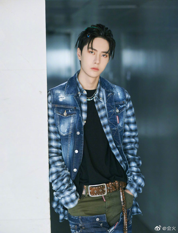 Vương Nhất Bác bị chỉ trích mặc đồ khiếm nhã vì cách phối trang phục gây hiểu nhầm Ảnh 13