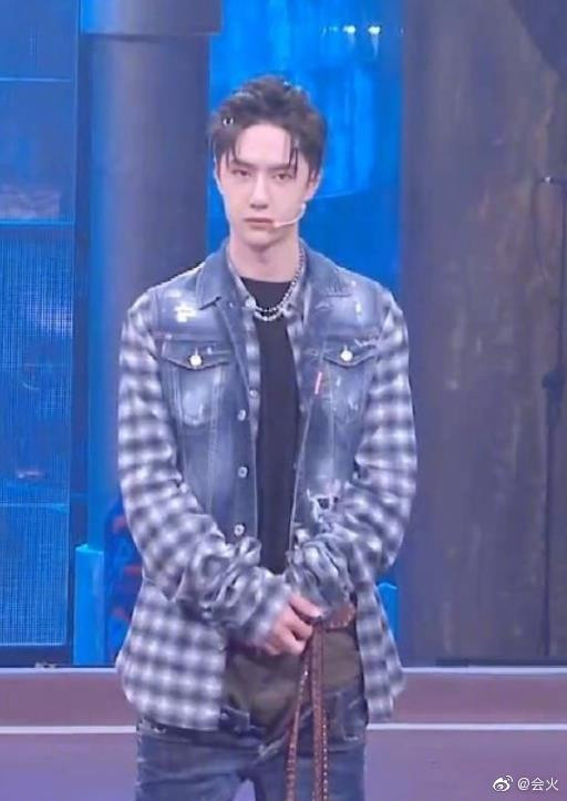 Vương Nhất Bác bị chỉ trích mặc đồ khiếm nhã vì cách phối trang phục gây hiểu nhầm Ảnh 9