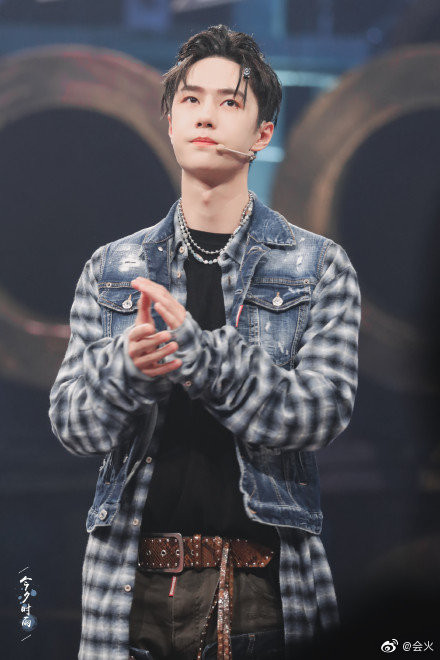 Vương Nhất Bác bị chỉ trích mặc đồ khiếm nhã vì cách phối trang phục gây hiểu nhầm Ảnh 11