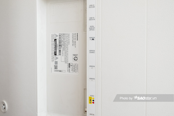 Mặt lưng của The Serif được thiết kế đơn giản nhưng khá tinh tế. Các cổng kết nối và dây nguồn được giấu bên dưới một tấm ốp nhựa, tạo cảm giác gọn gàng khi nhìn TV ở bất kỳ góc nào.