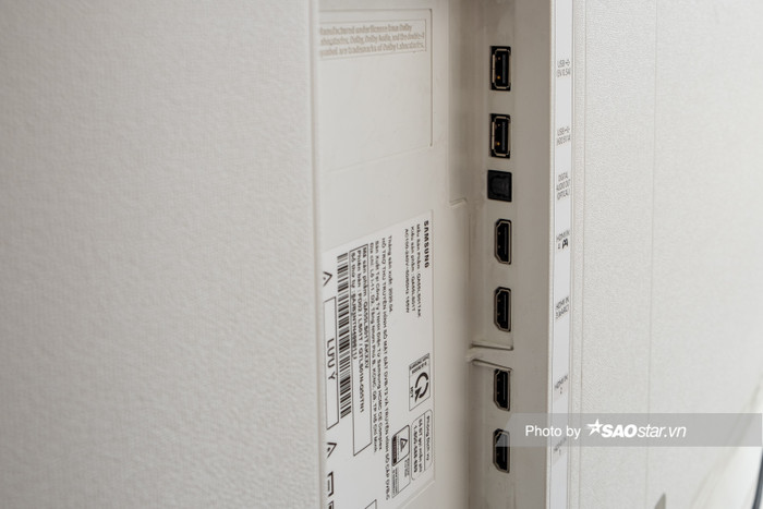 Chỉ cần một lực rất nhẹ là người dùng có thể lật được nắp lưng ra. Bên dưới là 4 cổng HDMI, 1 cổng Audio, và 2 cổng USB.