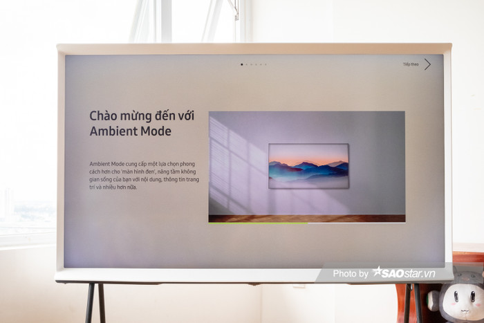 The Serif là sự hợp tác giữa Samsung và 2 anh em nhà thiết kế nổi tiếng thế giới Ronan& Erwan Bouroullec. Về tổng thể, The Serif thiên về phong cách đơn giản hóa và mang hơi hướng nghiêng về nghệ thuật.