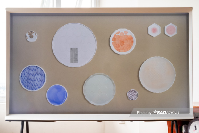 Ambient Mode+ là tính năng giúp thiết kế của The Serif ấn tượng hơn và khác với TV truyền thống. Khi mở, màn hình của TV chuyển sang hình ảnh trang trí. Người dùng có thể lựa chọn hiển thị các bức hình theo chủ để, hoặc một tấm hình nền có màu sắc tương đồng với nội thất.