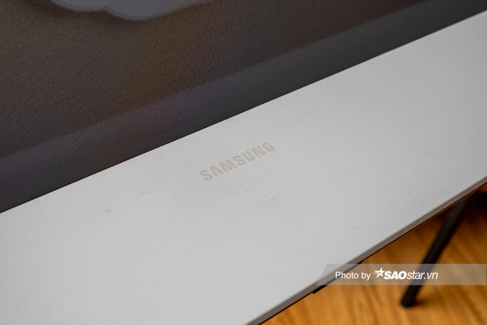 Phần vỏ ngoài TV là chất liệu sần không bám vân tay, dễ dàng lau nếu bẩn.
