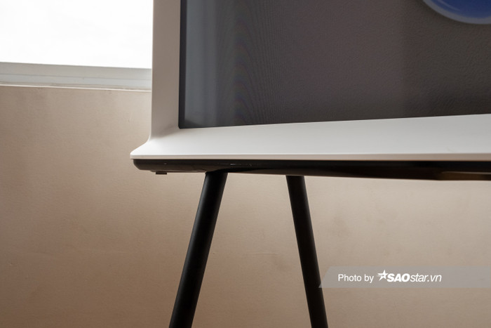 Trải nghiệm thực tế cho thấy, việc tháo lắp chân TV rất đơn giản, chỉ mất 2 đến 3 phút, do không dùng ống vít mà sử dụng ren tròn. Với trọng lượng chỉ nặng khoảng 27 kg, mẫu QLED 4K 55 inch có thể di chuyển dễ dàng và đặt ở khắp nhà.