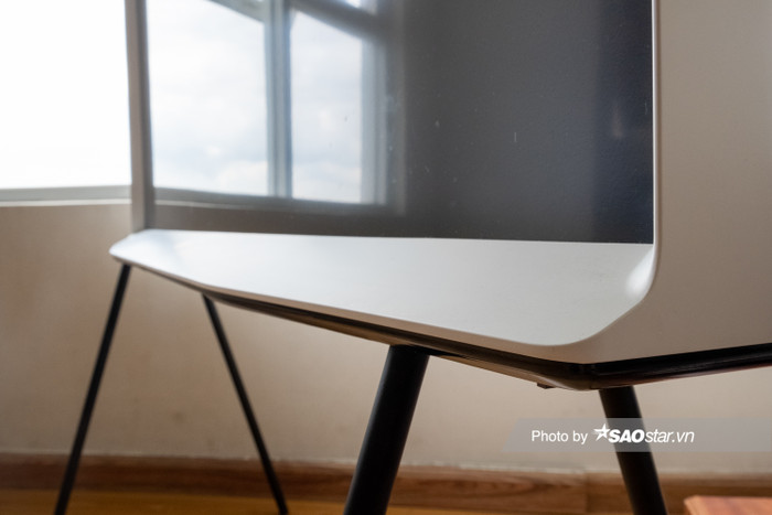 Do có tạo hình từ chữ I, vì thế, khung viền TV được làm khá dày để tạo hình.