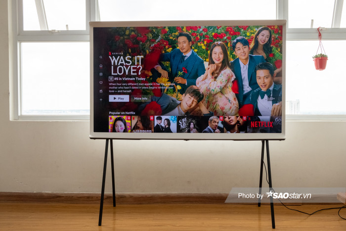 Độ phân giải của TV The Serif là 4K, kích thước 55 inch. TV này trang bị công nghệ Chấm Lượng Tử sử dụng các chấm lượng tử kích thước nano để tái tạo 100% dải sắc màu.