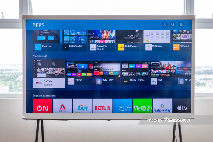 The Serif sử dụng nền tảng TizenOS quen thuộc trên TV thông minh của Samsung vài năm trở lại đây. Kho ứng dụng với số lượng phim, nghe nhạc khá đầy đủ với người dùng.