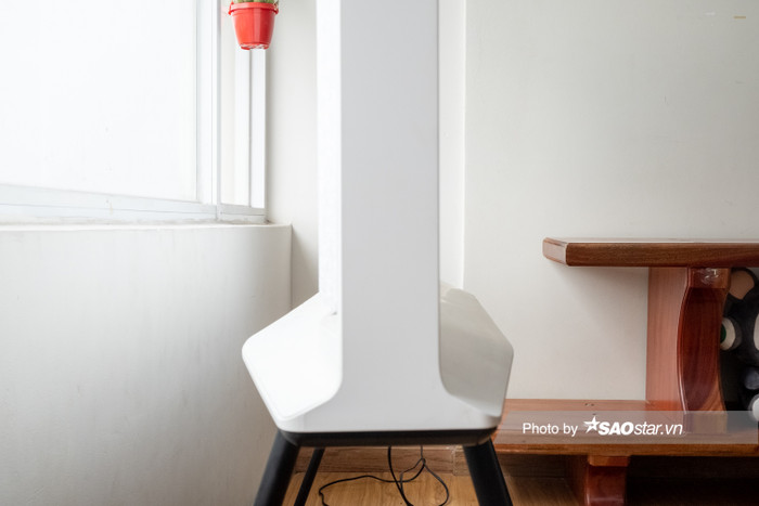 The Serif có thiết kế hình chữ “I”, được tạo nên với 1 khung đơn liền mạch. Với thiết kế 360 độ hình chữ “I” cân đối, The Serif có thể đặt vững ở bất cứ đâu mà không cần chân đế hay kệ TV.