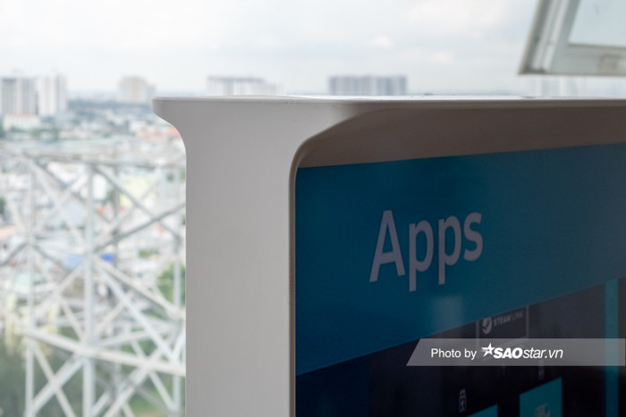 Mặt trên của The Serif cũng phẳng hoàn toàn. Người dùng có thể đặt thêm các món đồ trang trí, lọ hoa khô,... đặt lên mặt trên của TV để tăng thêm phần nghệ thuật.