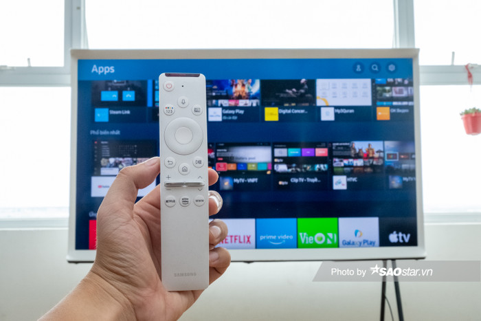 The Serif sử dụng điều khiển OneRemote với thiết kế nhỏ gọn, tối giản. Tuy nhiên, cũng giống như những Remote khác, việc nhập liệu bằng bàn phím ảo rất khó khăn và chậm chạp. Dẫu vậy, người dùng có thể sử dụng phương thức nhập liệu bằng giọng nói thông qua trợ lý ảo Bixby quen thuộc trên smartphone của Samsung.