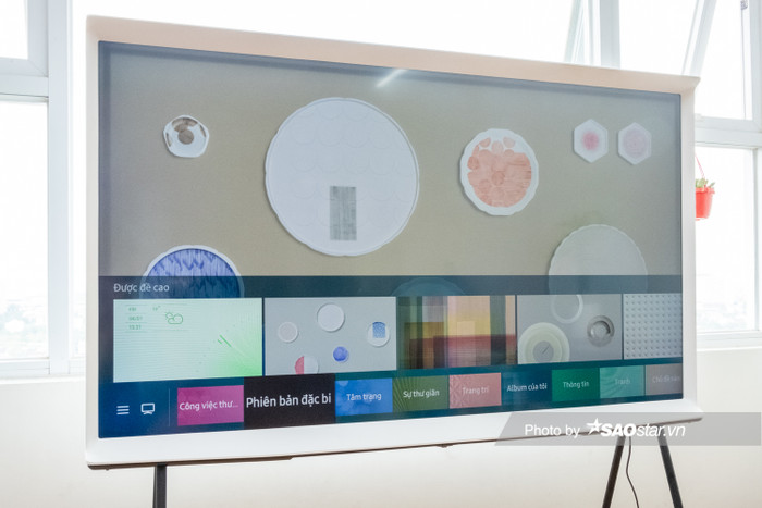 The Serif mang đến nhiều lựa chọn cài đặt để biến đổi TV phù hợp với không gian và nhu cầu riêng bạn. Người dùng có thể dùng chân đế đi kèm sản phẩm khi đặt trong không gian nhà nếu thích.