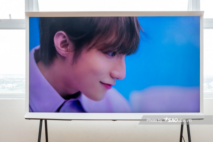 The Serif còn có một tính năng đáng chú ý khác là Active Voice Amplifier (AVA). TV sẽ tự động nhận diện âm thanh của môi trường, từ đó tự động điều chỉnh âm lượng, nâng cao độ rõ cho giọng nói và các cuộc hội thoại đang diễn ra trên TV thông qua quy trình xử lý tín hiệu âm thanh nâng cao, nhờ đó người dùng chỉ cần ngồi một chỗ mà vẫn dễ dàng nghe được nội dung TV đang phát mà không cần điều chỉnh âm thanh.