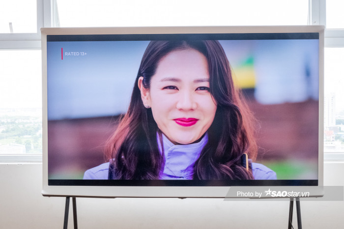 So với thế hệ Smart TV năm ngoái, Samsung đã thêm tính năng Multiview và NFC Tap. Multiview chia màn hình ra làm hai cửa sổ, vừa phát nội dung trên TV vừa phát nội dung được chia sẻ từ các thiết bị di động.