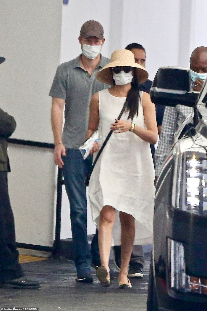 Meghan Markle ra phố cùng chồng tại Beverly Hills vừa qua với trang phục vô cùng giản dị khi chỉ diện dáng váy trắng vải linen nhăn nhúm mix cùng giày ballet của Chanel&nbsp;