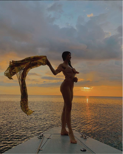 Hoa hậu Trái đất Phương Khánh khoe đường con chữ S dưới ánh hoàng hôn.