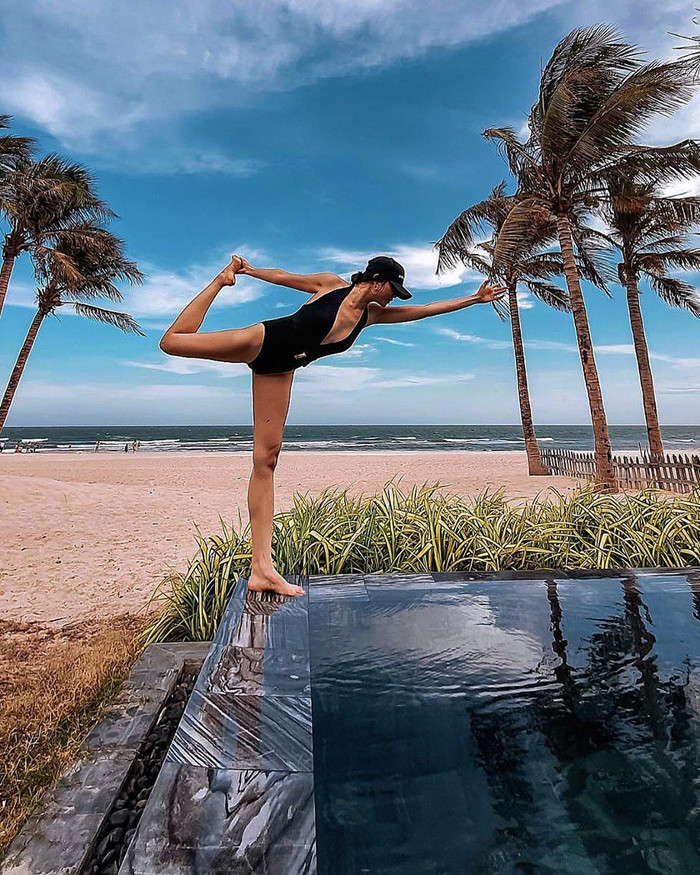 Á hậu Lệ Hằng tạo dáng trong tự thế Yoga bên thành bể bơi.