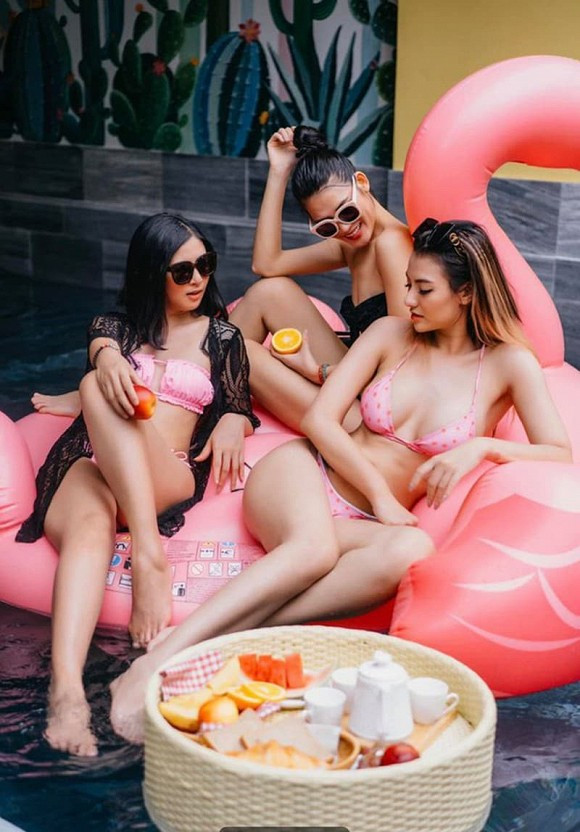 Từ sau khi ở nhà vào đợt dịch Covid-19 đến nay, Ngọc Hân đã dần thay đổi phong cách của mình. Không chỉ quyết định cắt tóc ngắn, Ngọc Hân còn thay đổi gu ăn mặc khi mặc áo không nội y. Cô nàng cũng khoe ảnh diện bikini lúc đi chơi với Hồng Quế và bạn bè.