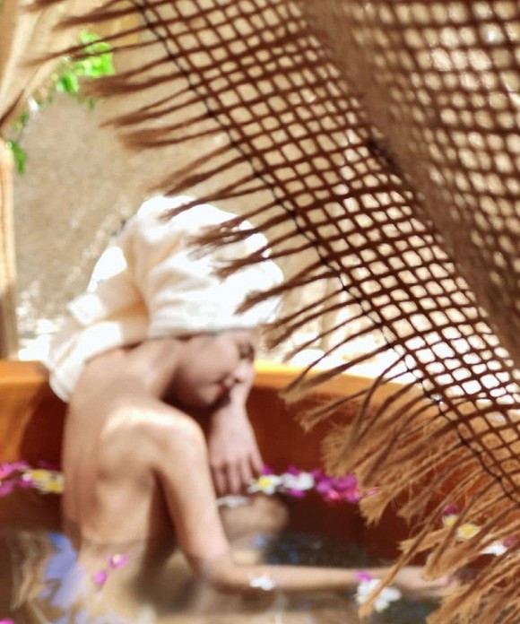 Trong chuyến đi Nha Trang, Ngọc Hân còn táo bạo đăng ảnh bán khỏa thân khiến nhiều người ngỡ ngàng.