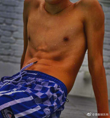 Con trai Trương Bá Chi - Tạ Đình Phong khoe cơ bụng 6 múi ở tuổi 13, fan nhầm là Lucas của WayV Ảnh 12