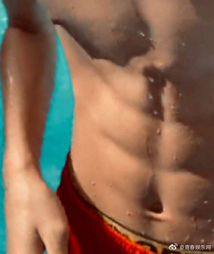 Con trai Trương Bá Chi - Tạ Đình Phong khoe cơ bụng 6 múi ở tuổi 13, fan nhầm là Lucas của WayV Ảnh 14