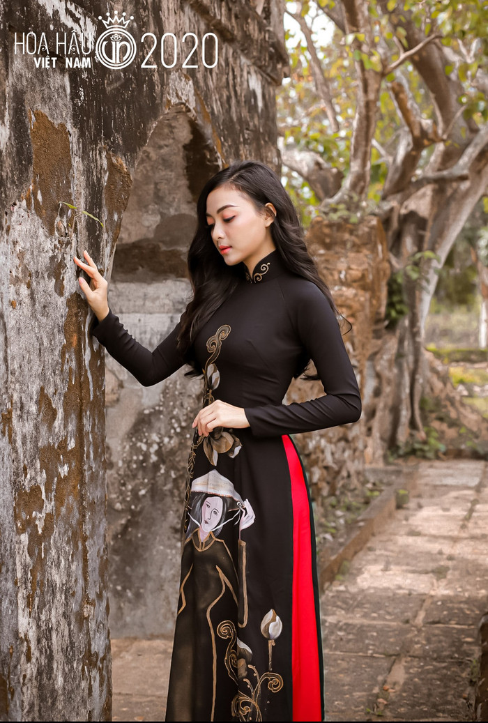 Trần Em Bi sinh năm 1999, quê quán ở Phú Yên. Cô nàng hiện là sinh viên khoa Báo chí và đạt giải Á khôi của trường Đại học Khoa học Xã hội và Nhân Văn - TP. HCM.