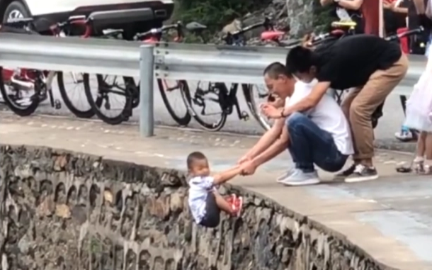 Cha liều lĩnh đu đưa cậu con trai bên rìa đường núi dốc đứng, thái độ người xung quanh càng gây bức xúc Ảnh 2