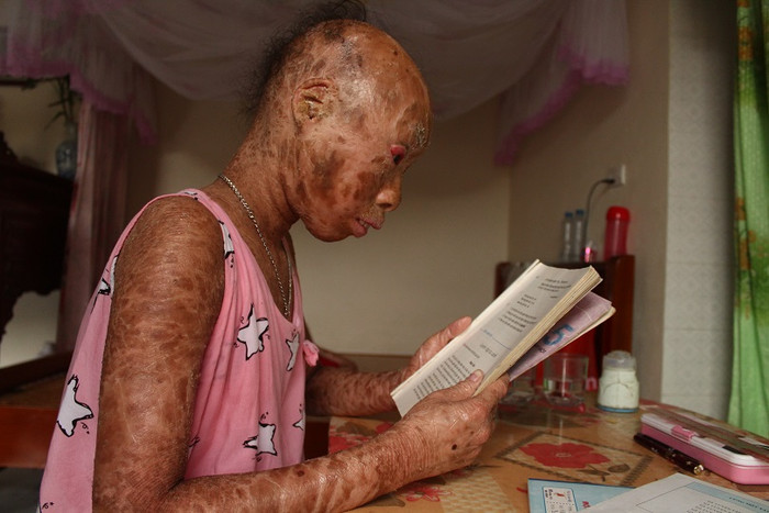 Chị Đào thường mua sách, dạy thêm cho con.&nbsp;