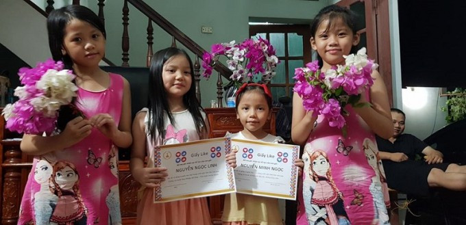 Anh Nguyễn Nam còn tổ chức 'lễ bế giảng' tại nhà cho 2 con của mình. 