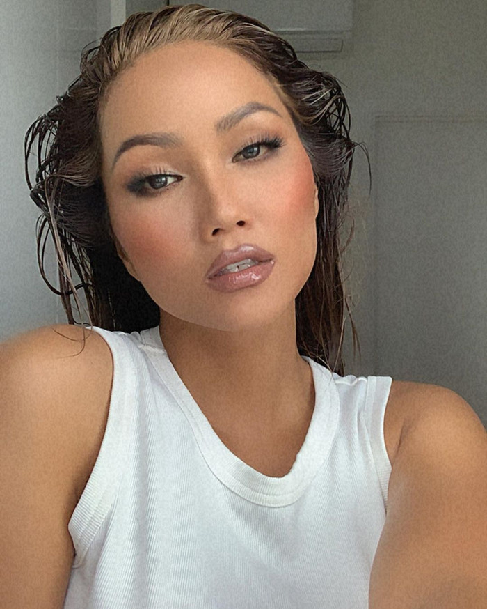 Hoa hậu H'Hen Niê 'gây choáng' với layout chuẩn Tây cá tính.