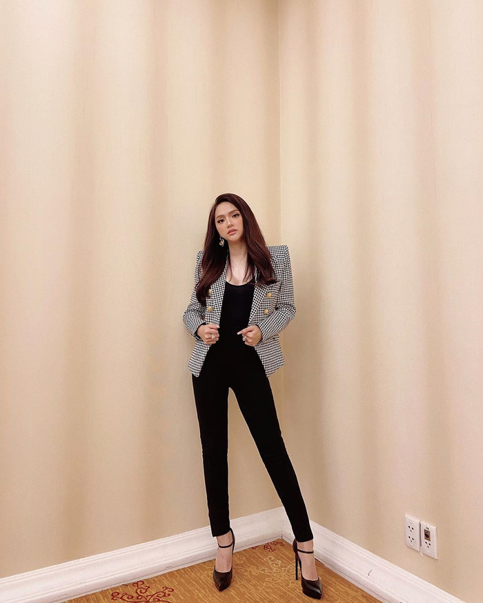 Người đẹp pose dáng mạnh mẽ trong phong cách menswear.