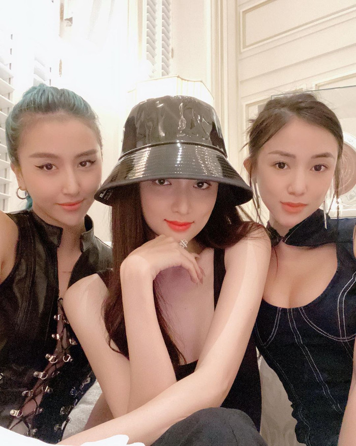 Hoa hậu Hương Giang đẹp quyến rũ đọ sắc bên hội bạn sao Việt.