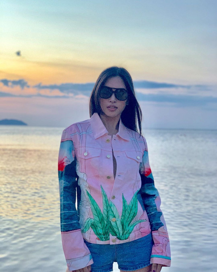 Hoa hậu Trần Tiểu Vy diện style 'kín bưng' pose dáng giữa biển.