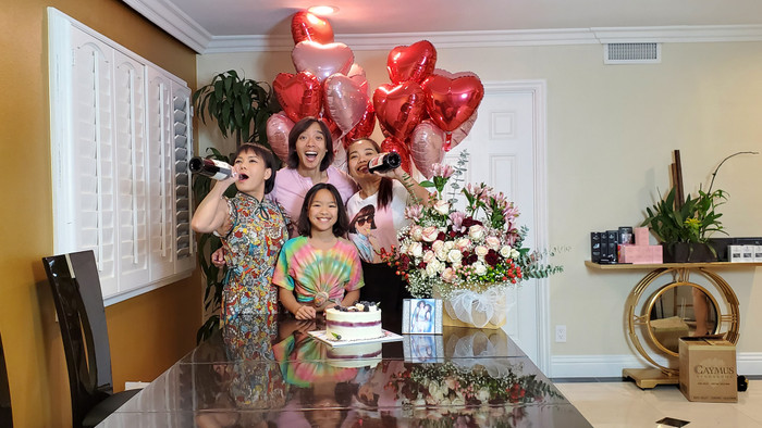 Không gian bữa tiệc được trang trí đơn giản với bóng bay và hoa tươi 