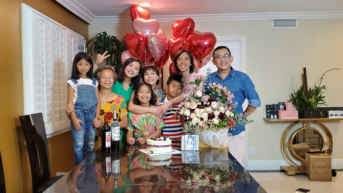 Sau khi đăng tải, loạt ảnh trong buổi tiệc kỷ niệm 14 năm ngày cưới của vợ chồng Việt Hương đã nhận được nhiều lượt yêu thích và bình luận chúc mừng từ mọi người