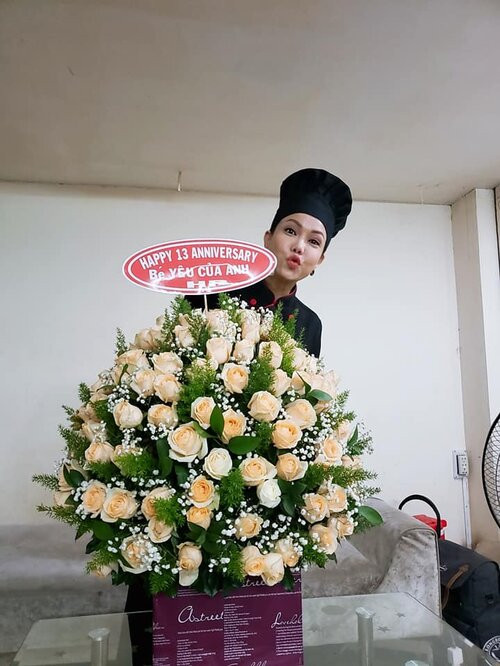 Có thể thấy trong mắt nhạc sĩ Hoài Phương thì bà xã dù đã gần 50 tuổi nhưng vẫn chỉ là cô bé đối với anh