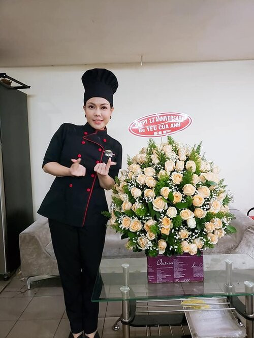 Vào ngày kỷ niệm 13 năm ngày cưới, Việt Hương khiến nhiều người ghen tỵ khi được ông xã gửi hoa và gọi 'bé yêu' đầy tình tứ 